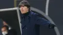 Pelatih Jerman, Joachim Loew, memberikan arahan kepada pemainnya saat menghadapi Republik Ceko pada laga uji coba di RB Arena, Kamis (12/11/2020) dini hari WIB. Jerman menang 1-0 atas Republik Ceko. (AFP/Odd Andersen)