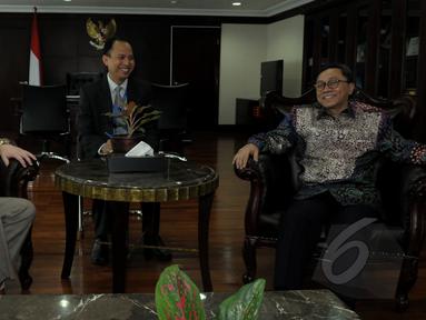Ketua MPR Zulkifli Hasan (kanan) menerima Duta Besar Australia Paul Grigson (kiri) di ruangan ketua MPR, Jakarta (26/3/2015). Kunjungan Dubes Australia dalam rangka perkenalan Duta Besar yang baru. (Liputan6.com/Andrian M Tunay)