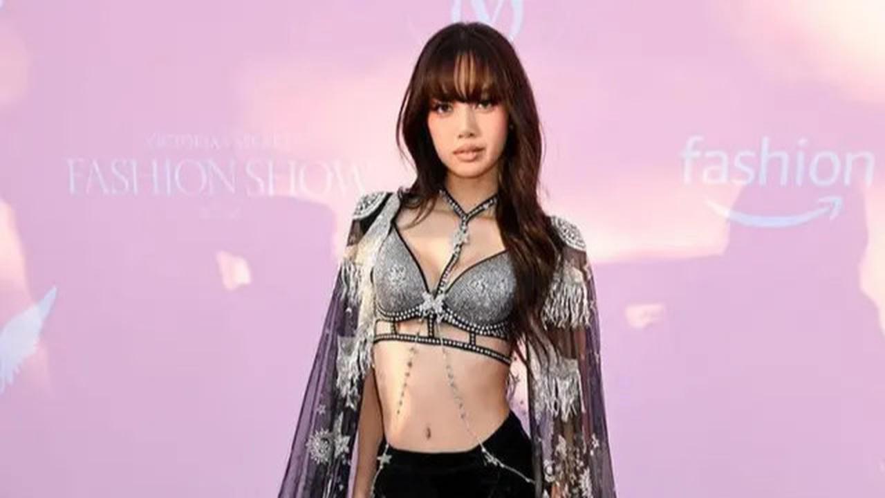 6 Potret Lisa BLACKPINK Jadi VS Angel di Victoria's Secret Fashion Show, Tampil Menawan dengan Bra dan Sayap