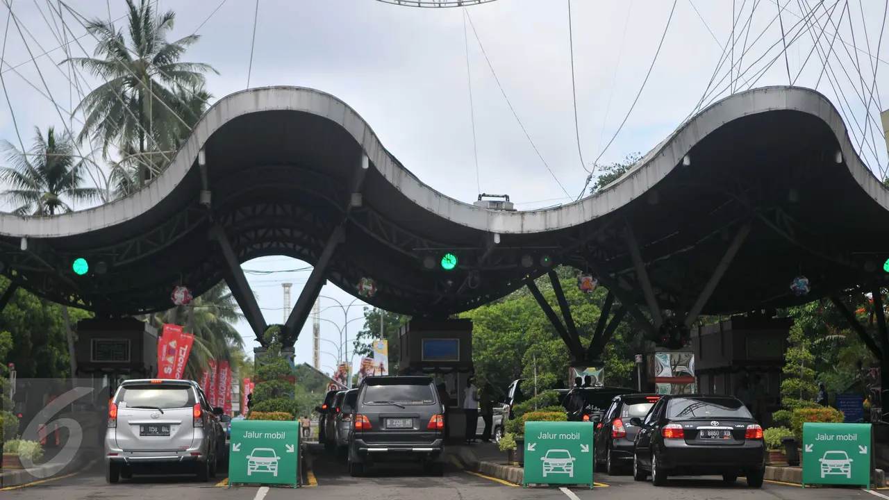 20151231-Jelang Pergantian Tahun, Warga Mulai Padati Ancol-Jakarta