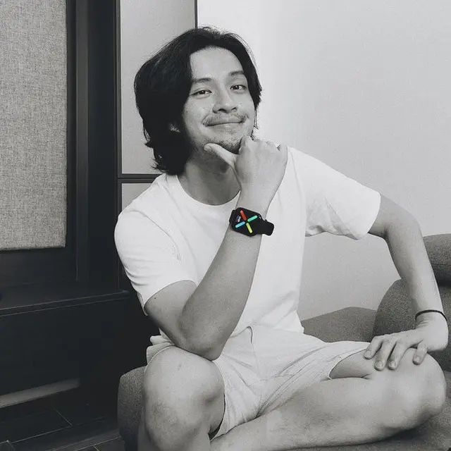 6 Potret Terbaru Morgan Oey dengan Rambut Gondrong dan Kumis Tebal, Makin Macho