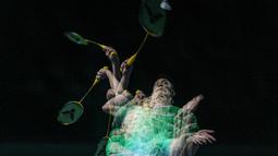 Foto multiple exposure Jonatan Christie dari tim Blitzers saat mengembalikan kok ke arah Kodai Naraoka dari tim Rockets dalam laga Badminton XL 2025 di Istora Senayan, Jakarta, Jumat (03/10/2025). (Bola.com/Bagaskara Lazuardi)