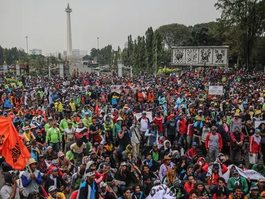 Ratusan massa dari Aliansi Nelayan Indonesia menggelar unjuk rasa di depan Istana Merdeka, Jakarta, Selasa (11/7). Nelayan mendesak Presiden Jokowi untuk membatalkan seluruh peraturan yang dibuat Menteri Susi Pudjiastuti. (Liputan6.com/Faizal Fanani)