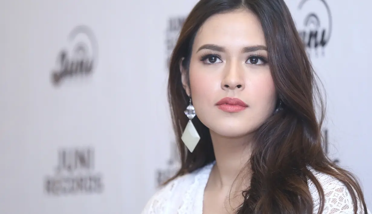 Sejak resmi menjadi seorang istri, Raisa tinggal terpisah dengan orang tua. Setelah beberapa bulan, ia pulang dan tidak bisa ketemu dengan ibunya lantaran sedang pergi ke Bandung. (Nurwahyunan/Bintang.com)