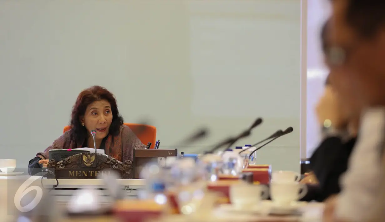 Menteri Kelautan dan Perikanan Susi Pudjiastuti memberikan keterangan pers di Jakarta, Selasa (6/10/2015). Susi mengabarkan pengadilan negeri Sabang menolak putusan praperadilan yang diajukan pemilik kapal MV SS2. (Liputan6.com/Faizal Fanani)