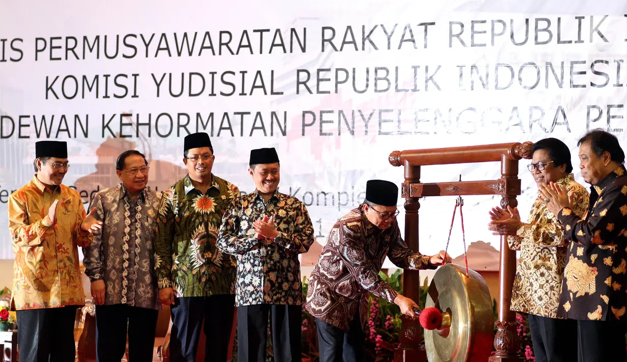 Ketua MPR Zulkifli Hasan memukul gong sebagai tanda dibukanya acara Konferensi Etika Kehidupan Berbangsa di Jakarta, Rabu (31/5). Acara ini merupakan rangkaian peringatan Pekan Pancasila menyambut hari lahir Pancasila pada 1 Juni (Liputan6.com/JohanTallo)