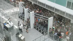 Calon penumpang berkumpul di Terminal 2 Bandara Munich, Sabtu (28/7). Kepolisian Jerman menutup terminal 2 bandara tersebut setelah seorang wanita dilaporkan melewati pos keamanan tanpa menjalani pemeriksaan. (MATTHIAS BALK /DPA/AFP)