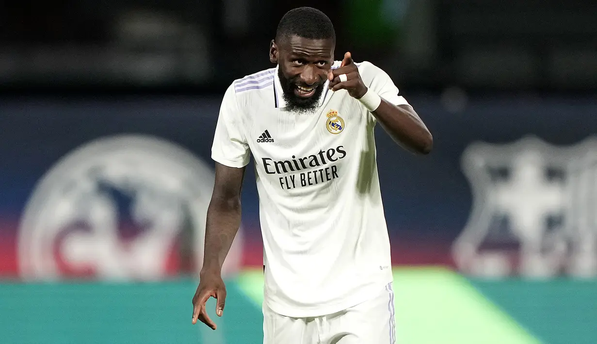 <p>7. Antonio Rudiger yang merupakan pemain anyar Real Madrid diharapkan mampu menguatkan barisan pertahanan usai ditinggal Raphael Varane ke MU. Penampilan fantastisnya bersama Chelsea musim lalu membuat Real Madrid rela memberikan gaji per pekan kepada Rudiger sebesar 360 ribu Euro atau setara 5,5 miliar rupiah. (AFP/Getty Images/Thearon W. Henderson)</p>