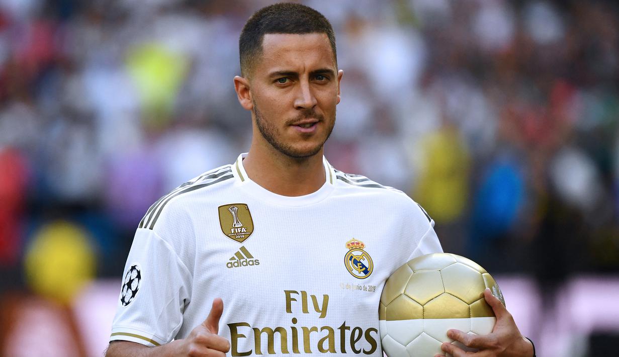 Eden Hazard. Sayap kiri asal Belgia berusia 31 tahun ini menjadi pemain termahal yang pernah didatangkan Real Madrid dari klub Liga Inggris. Ia didatangkan dari Chelsea pada awal musim 2019/2020 dengan nilai transfer sebesar 115 juta euro. Namun penampilannya jauh sekali dari ekspektasi akibat sering dilanda cedera. Hingga musim ke-3 bersama Los Blancos ia baru tampil 66 laga di semua ajang dengan torehan 6 gol dan 10 assist. (AFP/Gabriel Bouys)