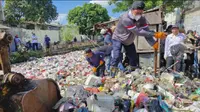Bupati Tangerang Moch Maesyal Rasyid dan warga, turun ke sungai membersihkan tumpukan sampah di sungai, Minggu (6/4/2025). (Liputan6.com/ Pramita)