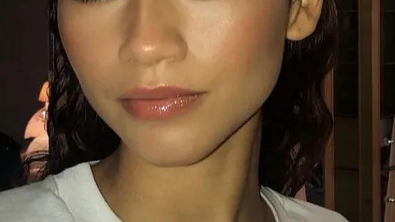 Gaya makeup ini memancarkan kesan kasual, chic, dan seperti model yang sedang santai di waktu senggang.