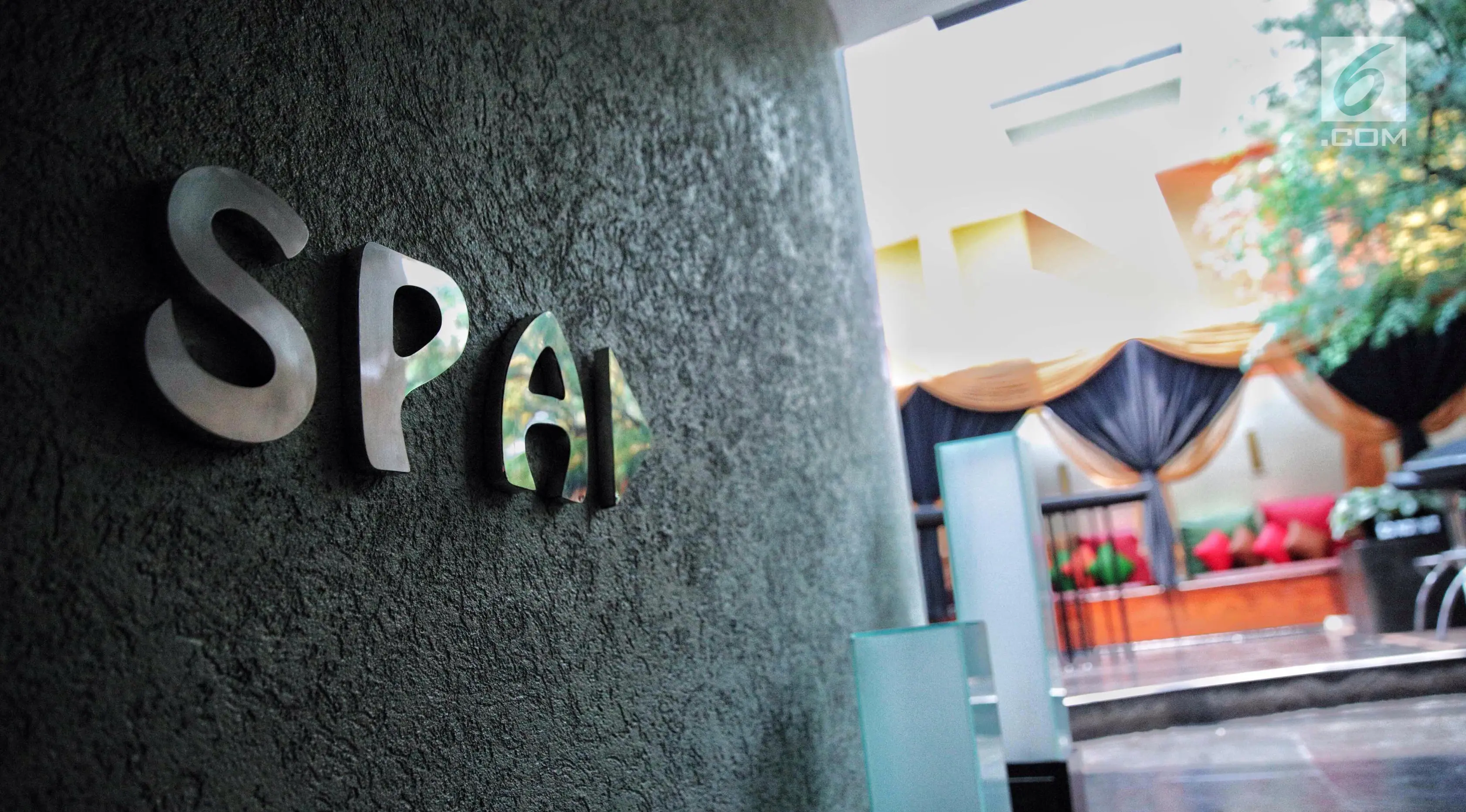 Petunjuk yang memperlihatkan arah menuju ruang SPA di lantai tujuh Hotel Alexis, Jakarta, Selasa (31/10). Untuk menuju tempat pijat dan spa, harus menaiki sebuah tangga melingkar setengah lingkaran. (Liputan6.com/Faizal Fanani)