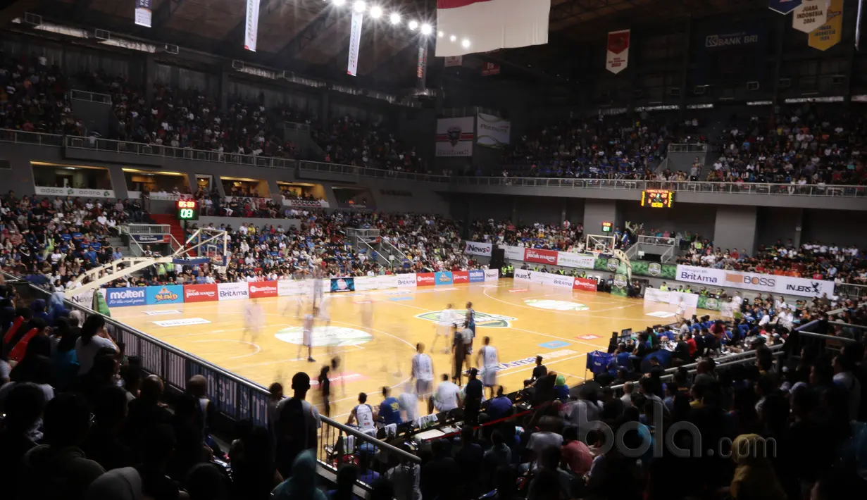 Antusias penonton saat menyaksikan laga Satria Muda melawan Pelita Jaya pada gim kedua final IBL 2017 di di Britama Arena, Kelapa Gading, Sabtu (6/52017). Satria Muda menang 83-63. (Bola.com/Nicklas Hanoatubun)