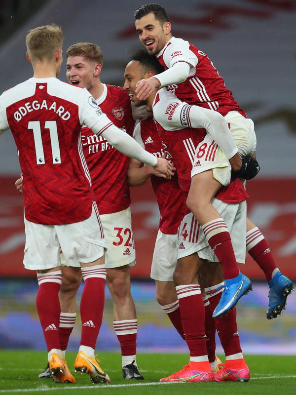 Strker Arsenal, Pierre-Emerick Aubameyang (dua dari kanan), merayakan gol ke gawang Leeds United dalam laga lanjutan Liga Inggris di Stadion Emirates, Minggu (14/2/2021). (AFP/Catherine Ivill)