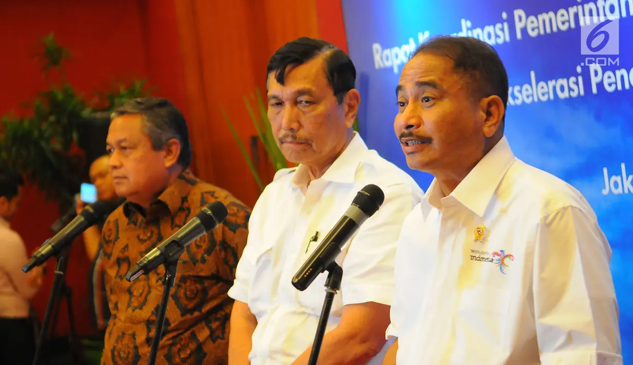Menpar Arief Yahya (kanan) didampingi Menko Bidang Kemaritiman Luhut Binsar Panjaitan dan Gubernur BI Perry Warjiyo memberi keterangan terkait target devisa pariwisata, Jakarta, Senin (18/3). (Liputan6.com/Angga Yuniar)