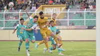 Duel Bhayangkara FC vs Persebaya Surabaya dalam laga pekan 14 BRI Super League 2025/2026 di Stadion Sumpah Pemuda, Bandar Lampung, Jumat (28/11/2025). (Bola.com/Dok. Media Bhayangkara FC)