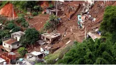 Tebing setinggi 40 meter di blok DD 5 Nomor 56 komplek real estate Kota Bunga Cipanas, Desa Batulawang, Kecamatan Cipanas, Kabupaten Cianjur, longsor. Material longsor juga menimpa hotel Club Bali, Rabu (9/3/2016) dinihari.