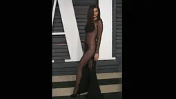 Irina Shayk terlihat sangat seksi dan menggoda dalam balutan gaun rancangan Atelier Versace saat menghadiri Vanity Fair Oscar 2015 di Beverly Hills, AS (22/2). (AFP PHOTO/Adrian SANCHEZ-GONZALEZ)