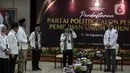 Ketua Umum Partai Kebangkitan Bangsa (PKB) Muhaimin Iskandar atau Cak Imin (kedua kanan) menyampaikan sambutan saat mendaftarkan partai politiknya sebagai calon peserta Pemilu 2024 di Kantor KPU, Jakarta, Senin (8/8/2022). Pada hari kedelapan ini, KPU menerima pendaftaran empat partai politik di antaranya Partai Republiku Indonesia, Partai Hati Nurani Rakyat (Hanura), Partai Gerindra, dan Partai Kebangkitan Bangsa (PKB). (Liputan6.com/Johan Tallo)