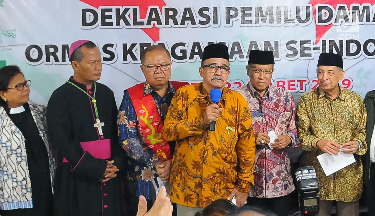 Lembaga Persahabatan Ormas Islam (LPOI) bersama sejumlah tokoh agama mendeklarasikan Pemilu Damai di Jakarta, Jumat (22/3). LPOI menggelar deklarasi Pemilu Damai bersama 25 ormas keagamaan. (Liputan6.com/Angga Yuniar)