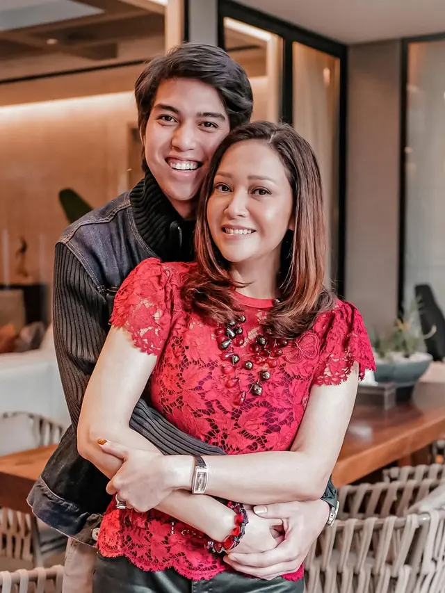 6 Inspirasi Baju Brokat Elegan ala Maia Estianty