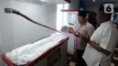 Pengunjung menyaksikan tongkat peninggalan Nabi Muhammad SAW dalam pameran artefak asli Rasulullah di Masjid Jami At-Taqwa, Sukamaju, Depok, Jawa Barat, Selasa (29/12/2020). Empat peninggalan Nabi Muhammad SAW dipamerkan hingga esok hari. (merdeka.com/Arie Basuki)