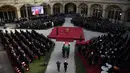 Petugas membawa peti mati jenazah mantan Presiden Portugal, Mario Soares saat upacara pemakaman di Lisbon, Portugal (10/1). Mario Soares merupakan Mantan presiden dan juga dikenal sebagai Bapak Demokrasi Modern Portugal. (AFP/Patricia De Melo Moreira)