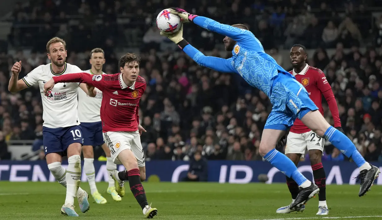 Gol Manchester United dicetak oleh penyerang Jadon Sancho (7') dan Marcus Rashford (44'). (AP Photo/Alastair Grant)