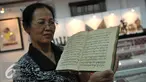 Petugas perpustakaan menunjukkan kitab Serat Dewaruci : Raja kepala 271 Ra Karaton Kasunanan Surakarta Hadiningrat di Festival Naskah Nusantara, Perpustakaan Nasional, Jakarta (14/9/2015). (Liputan6.com/ Gempur M Surya)