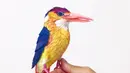 Burung-burung cantik beraneka warna ini dibuat dengan menggambar objek kemudian diubah menjadi bentuk 3D. Kerangka burung-burung tersebut juga dibuat dengan menggunakan kertas. (facebook.com/DianaBeltranHerrera)