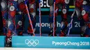 Celana yang dikenakan atlet curling Norwegia ketika bertanding melawan Denmark pada perhelatan Olimpiade Musim Dingin Pyeongchang 2018, Minggu (18/2). Atlet curling tersebut mengenakan celana bergambar bunga putih, merah dan biru. (AP/Natacha Pisarenko)