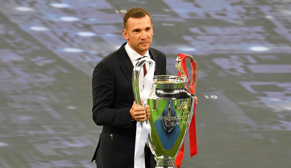 Tahun 2012, Shevchenko mengumumkan dirinya untuk pensiun dan masuk ke pelatihan Timnas Ukraina. Pada Juli 2016 ia ditunjuk menjadi pelatih Ukraina untuk menggantikan Mykhaylo Formenko. (AFP/Sergei Supinsky)