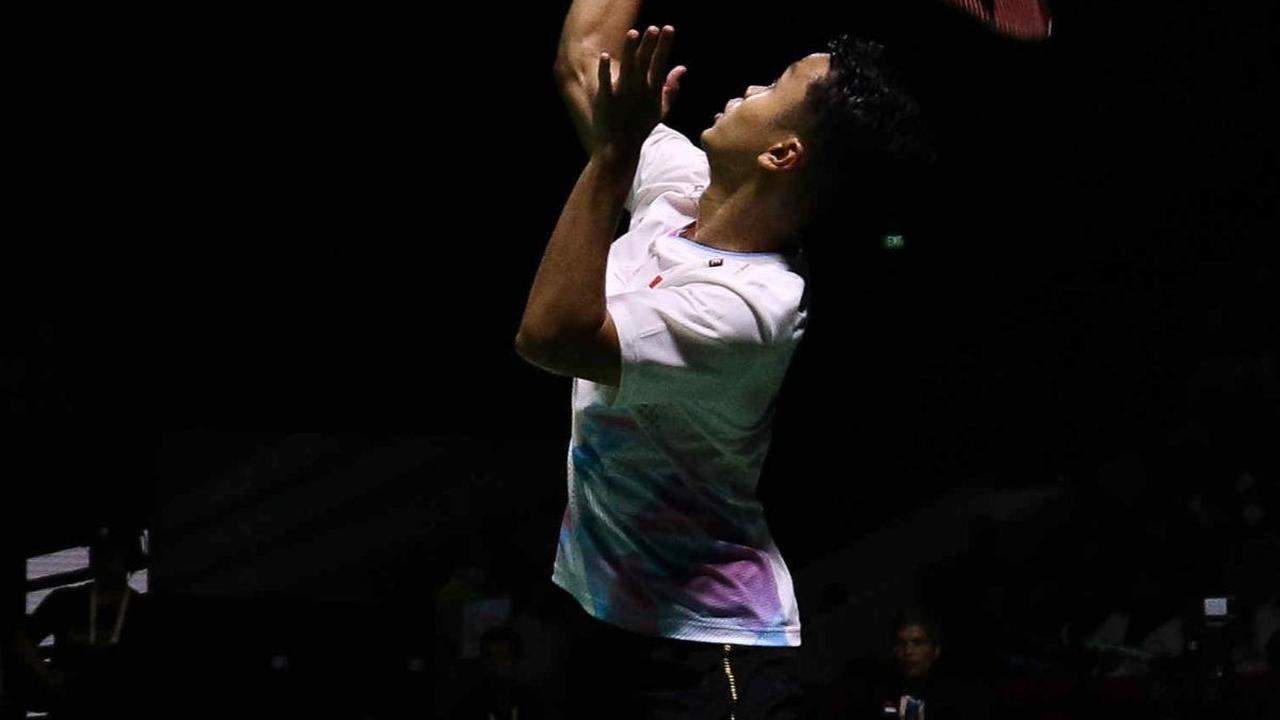 Anthony Gintih kalah dengan skor 21-17, 11-21, 8-21.&nbsp;Liputan6.com/Herman Zakharia