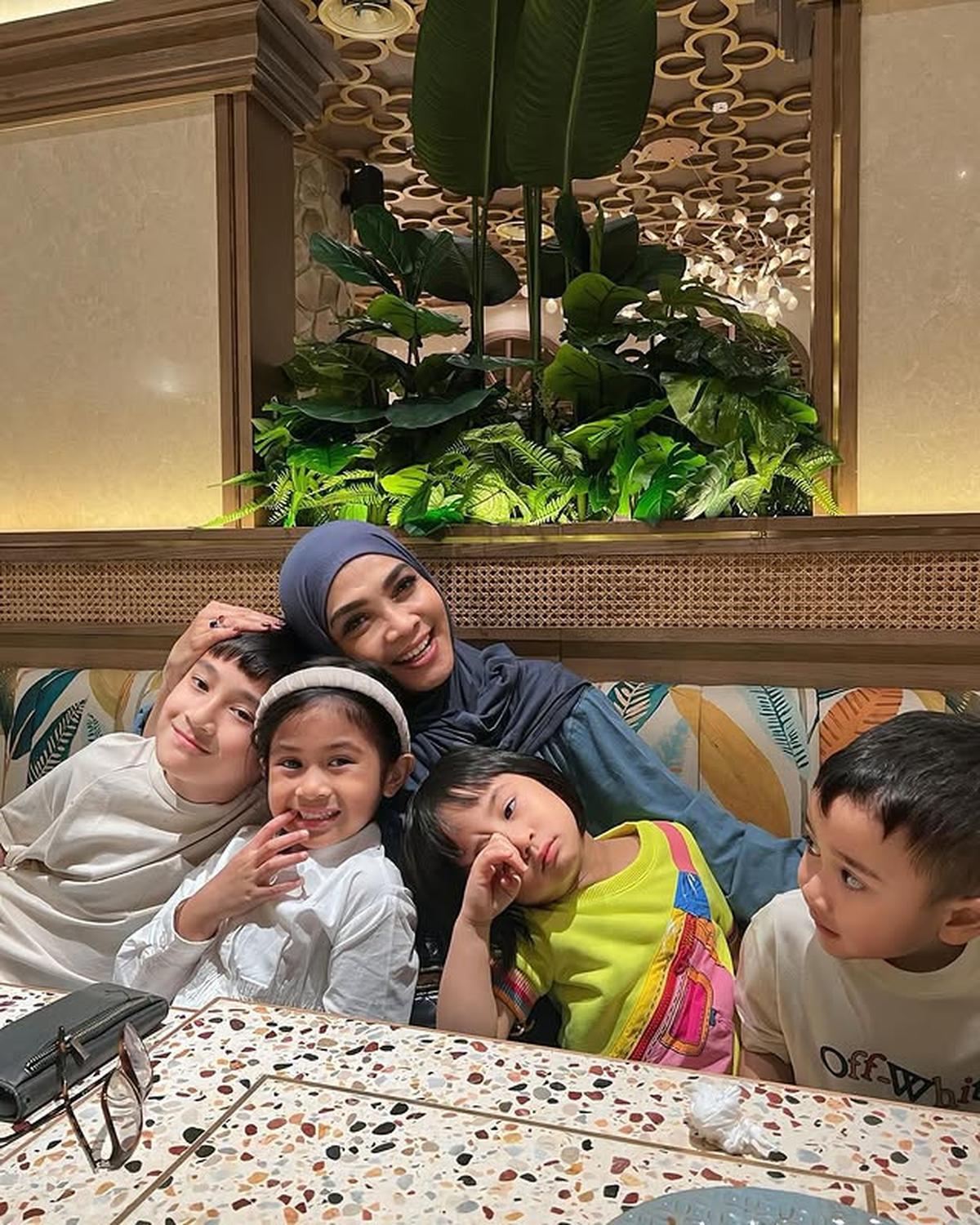 7 Potret Rieta Amilia Bersama Cucu-Cucu Kesayangan, Ajak Jalan-Jalan ke Mall