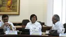 Menteri Agraria dan Tata Ruang Ferry Mursyidan Baldan (kiri) berbincang dengan Menteri LHK Siti Nurbaya (tengah) dan Menteri PU-Pera Basuki Hadimuljono sebelum rapat terbatas kabinet di Kantor Presiden, Jakarta, Kamis (5/3). (Liputan6.com/Faizal Fanani)