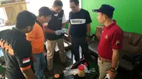 Sepotong jempol misterius ditemukan terbungkus kain merah di sekitar kediaman Juru Kunci Makam, Syeh Baribin, Kebumen. (Foto: Liputan6.com/Muhamad Ridlo).