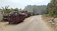 Sejumlah truk sampah tak bisa masuk ke TPA Sarimukti, Kabupaten Bandung Barat, saat masih terbakar, 30 Agustus 2023. (Dikdik Ripaldi/Liputan6.com).