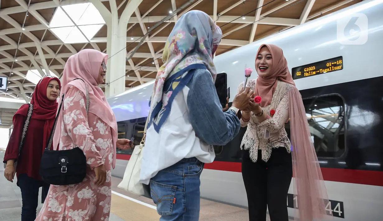 Selain merayakan peringatan Hari Kartini 2025, kegiatan ini sebagai bentuk apresiasi khususnya kepada  penumpang perempuan. (Liputan6.com/Angga Yuniar