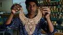 Perajin menunjukkan kalung buatan tangan di Vakurta, Savar, wilayah pinggiran Dhaka, Bangladesh, 10 Februari 2020. Vakurta merupakan sebuah lokasi yang sangat terkenal dengan perhiasan dan ornamennya, dibuat perajin lokal menggunakan metode turun-temurun dari generasi ke generasi. (Xinhua/Stringer)