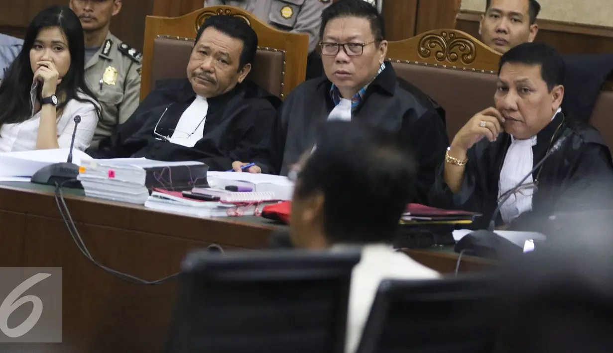 Terdakwa Jessica Kumala Wongso mendengarkan keterangan saksi saat sidang lanjutan di PN Jakarta Pusat, Rabu (3/8). Menurut jadwal, sidang menghadirkan saksi dari penyidik kepolisian, namun mereka berhalangan hadir. (Liputan6.com/Immanuel Antonius)