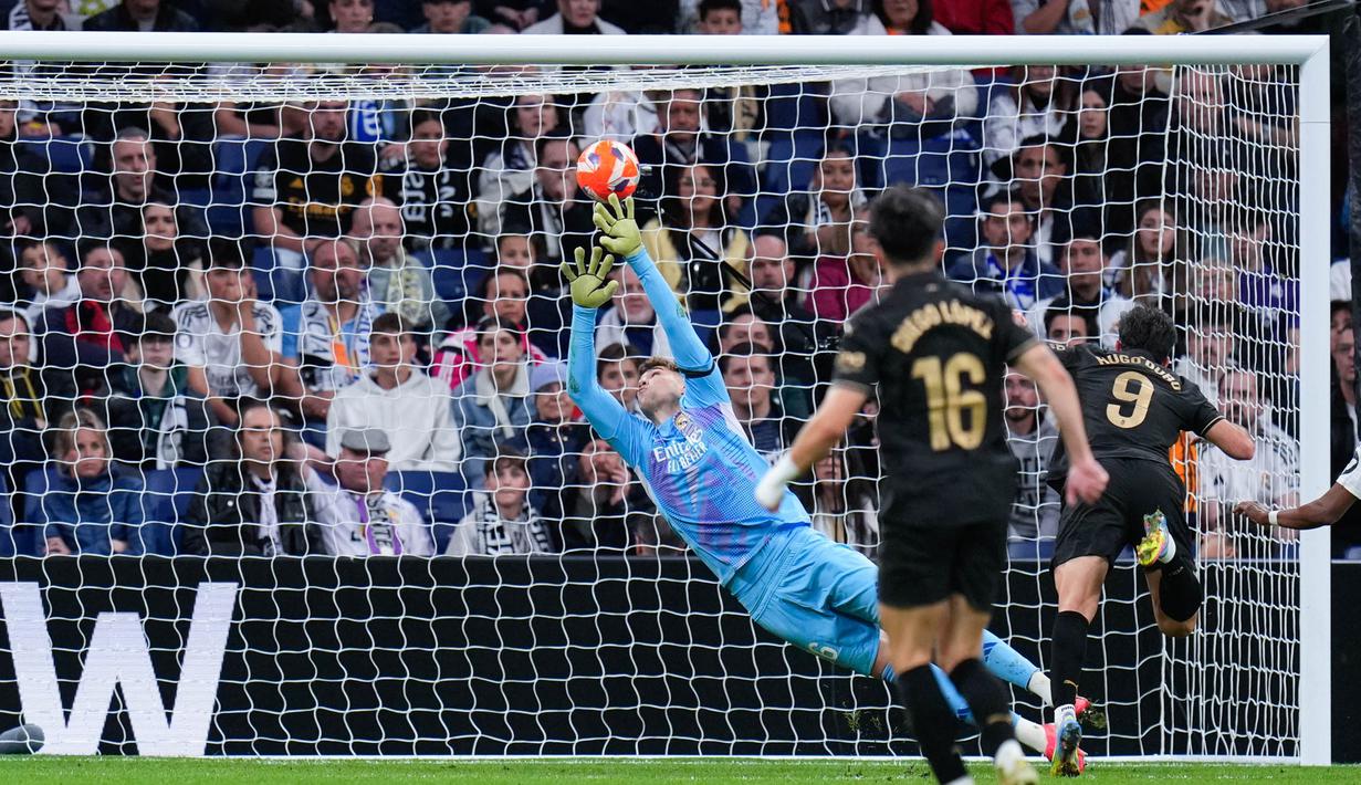 Pemain Valencia, Hugo Duro, mencetak gol penentu kemenangan ke gawang Real Madrid pada laga pekan ke-30 La Liga di Stadion Santiago Bernabeu, Sabtu (5/4/2025). (AP Photo/Manu Fernandez)