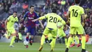 Gelandang Barcelona, Sergio Busquets, berusaha melewati pemain Getafe pada laga La Liga di Stadion Camp Nou, Sabtu (15/2/2020). Barcelona menang 2-1 atas Getafe. (AP/G.Garin)