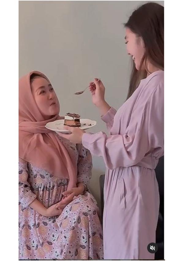 Main TikTok Bareng, Ini 6 Potret Chandrika Chika dan Ibunda yang Jadi Sorotan