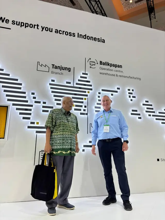 Managing Director Sales & Operation Liebherr Indonesia - Christian Bombenger (kanan) dan Chief Executive Officer (CEO)  PT Kaltim Prima Coal (KPC) -  Ashok Mitra (kiri)
