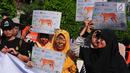 Peserta aksi dari forum harimaukita membentangkan spanduk dan poster saat mengkampanyekan Global Tiger Day di Bundaran HI, Jakarta, Minggu (30/7). (Liputan6.com/Helmi Afandi)