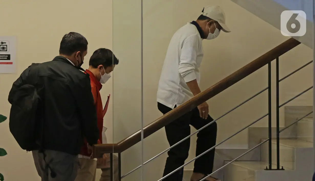 Wali Kota Ambon, Richard Louhenapessy (kanan) menuju ruang pemeriksaan di Gedung KPK, Jakarta, Jumat (13/5/2022). Richard Louhenapessy akan menjalani pemeriksaan dugaan suap pemberian persetujuan izin prinsip pembangunan cabang usaha retail di Kota Ambon tahun 2020. (Liputan6.com/Helmi Fithriansyah)