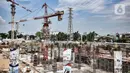 Aktivitas pekerja saat menyelesaikan proyek pembangunan Pasar Senen Blok I dan II, Jakarta, Minggu (15/11/2020). Pembangunan gedung pasar yang berada di lahan seluas 69.600 meter persegi itu terus dikebut setelah sebelumnya ludes akibat kebakaran pada 2017. (merdeka.com/Iqbal S Nugroho)