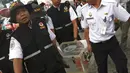 Anggota KNKT membawa black box bagian Cockpit Voice Recorder (CVR) pesawat Lion Air JT 610 di Pelabuhan Tanjung Priok, Jakarta, Senin (14/1). CVR ini ditemukan tim penyelam Kopaska dan Dislambir Koarmada I. (Liputan6.com/Immanuel Antonius)