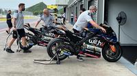 Kru tim milik Valentino Rossi, VR46 menyiapkan motor jelang tes pramusim MotoGP 2022 di Sirkuit Mandalika, Lombok hari Kamis (10/02/2022). (MGPA)