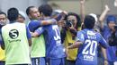 Pemain Persib merayakan gol yang dicetak oleh Oh In-kyun ke gawang Sriwijaya FC pada laga Piala Presiden di Stadion GBLA, Bandung, Selasa (16/1/2018). Persib menang 1-0 atas Sriwijaya FC. (Bola.com/M Iqbal Ichsan)